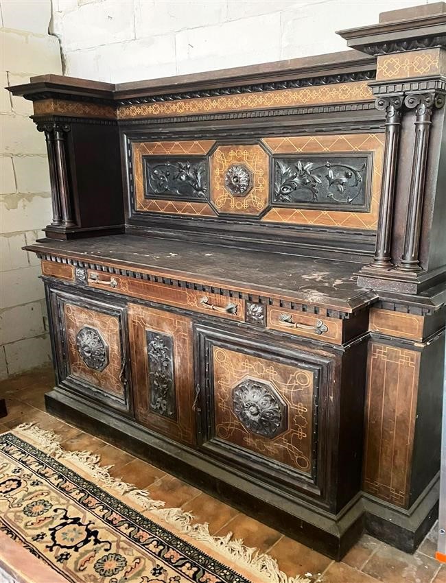 Sala stile rinascimento fine ottocento impellicciata noce con intarsi e intagli in rilievo di pregio